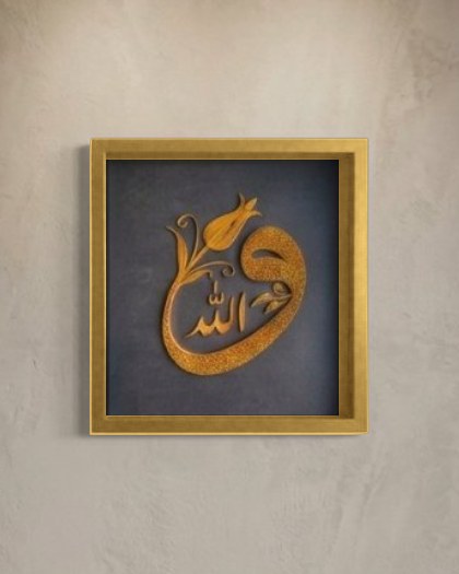 Tablonun altın çerçeveyle bir salon duvarında asılı görselleştirmesi