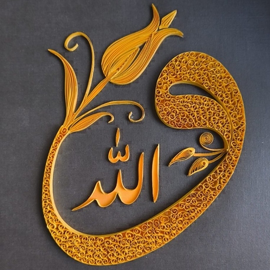 Koyu gri zemin üzerinde altın sarısı şeritlerle quilling: lale motifiyle çevrelenmiş Allah yazısı