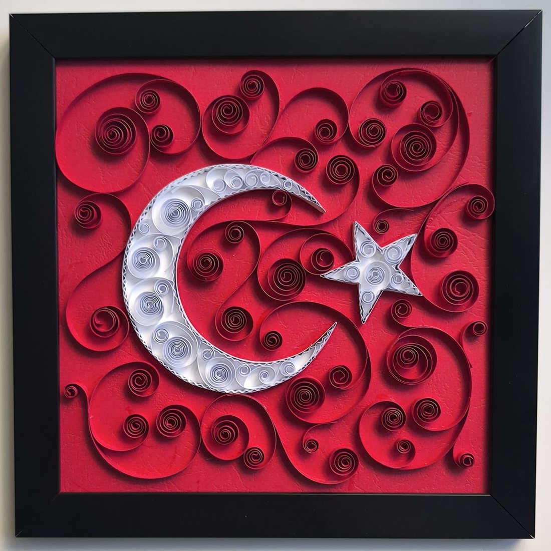 Siyah çerçeveli quilling Türk bayrağı: kırmızı kâğıt spiraller üzerinde beyaz hilal ve yıldız