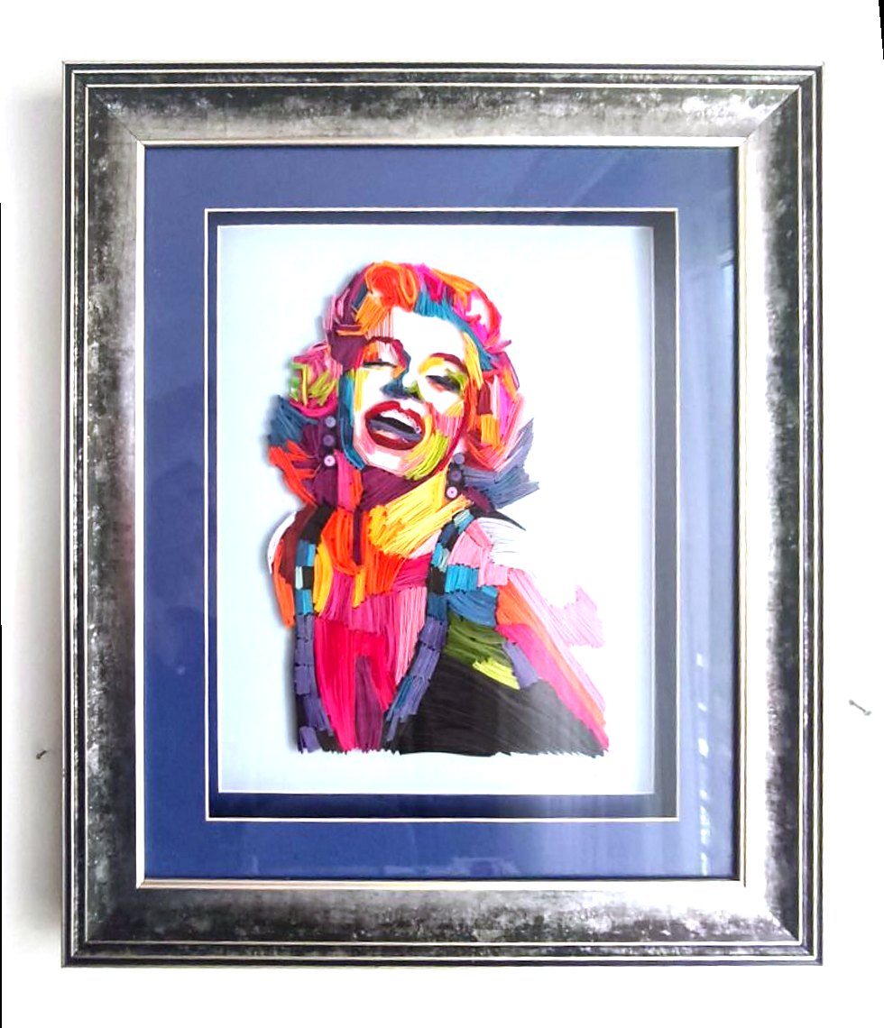 Gümüş varak çerçeveli, lacivert paspartulu Marilyn Monroe quilling portresi duvarda
