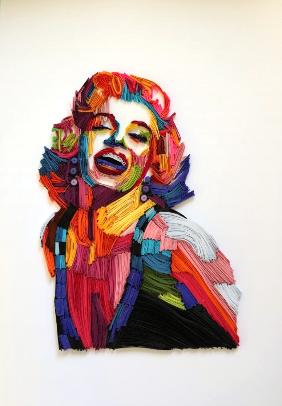 Marilyn Monroe quilling portresi, çerçevesiz, beyaz zemin üzerinde