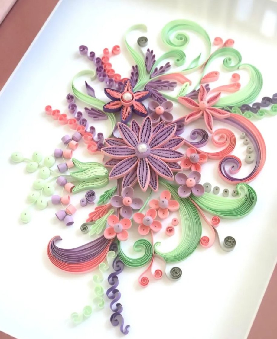 Tepsinin içindeki quilling çiçek kompozisyonu yakından