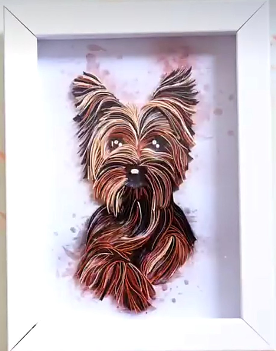 Beyaz çerçeveli quilling Yorkshire Terrier portresi